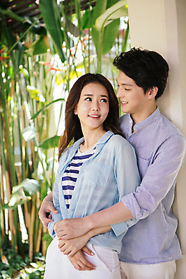 포토 JPG 해외기획촬영 라이프스타일 커플 응시 여자 남자 행복 커플라이프 안기 포옹 휴식 사랑 미소 사람 동양인 상반신 성인 두명 옆모습 30대 마주보기 기댐 기쁨 한국인 즐거움 백허그 2015년태국 장년만 성인만 국내포토 시선 감정 뷰포인트 컨셉 관계 모션 표정 인종 생활 장년 파일형식