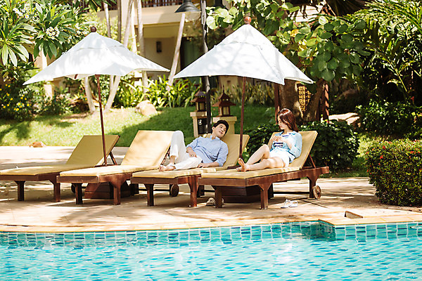 포토 JPG 주간 전신 해외기획촬영 라이프스타일 커플 응시 여자 남자 커플라이프 맨발 리조트 휴식 수영장 대화 사람 동양인 성인 야외 두명 30대 눕기 한국인 파라솔 즐거움 선베드 2015년태국 장년만 성인만 국내포토 자연요소 시선 감정 컨셉 의자 관계 모션 발 말하기 인종 생활 장년 파일형식