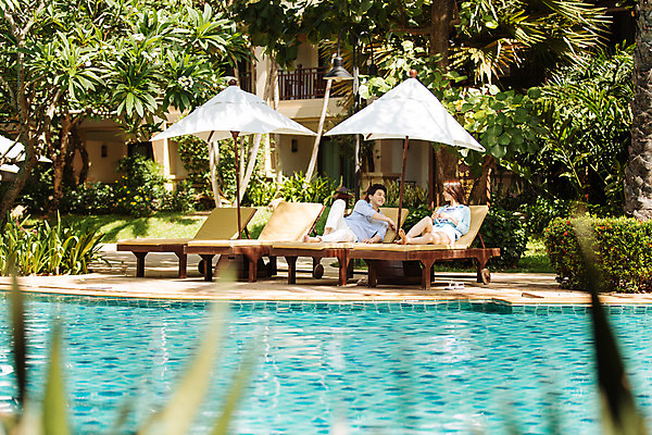 포토 JPG 주간 전신 해외기획촬영 라이프스타일 커플 여자 남자 커플라이프 맨발 리조트 휴식 수영장 대화 미소 사람 동양인 성인 야외 두명 30대 눕기 마주보기 한국인 파라솔 즐거움 선베드 2015년태국 장년만 성인만 국내포토 자연요소 감정 컨셉 의자 관계 모션 발 표정 말하기 인종 생활 장년 파일형식