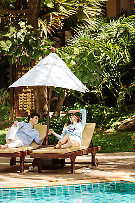 포토 JPG 주간 전신 해외기획촬영 라이프스타일 커플 응시 여자 남자 커플라이프 맨발 리조트 휴식 수영장 대화 사람 동양인 성인 야외 두명 30대 눕기 손잡기 한국인 올려보기 파라솔 즐거움 선베드 2015년태국 장년만 성인만 국내포토 자연요소 시선 감정 컨셉 의자 관계 모션 발 말하기 인종 생활 장년 파일형식