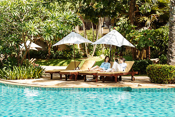 포토 JPG 주간 전신 해외기획촬영 라이프스타일 커플 여자 남자 커플라이프 맨발 리조트 휴식 수영장 대화 미소 사람 동양인 성인 야외 두명 30대 눕기 마주보기 한국인 파라솔 즐거움 선베드 2015년태국 장년만 성인만 국내포토 자연요소 감정 컨셉 의자 관계 모션 발 표정 말하기 인종 생활 장년 파일형식