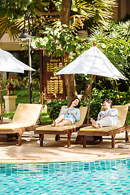 포토 JPG 주간 전신 해외기획촬영 라이프스타일 커플 여자 남자 커플라이프 맨발 리조트 휴식 수영장 대화 미소 사람 동양인 성인 야외 두명 30대 눕기 마주보기 한국인 파라솔 즐거움 선베드 2015년태국 장년만 성인만 국내포토 자연요소 감정 컨셉 의자 관계 모션 발 표정 말하기 인종 생활 장년 파일형식