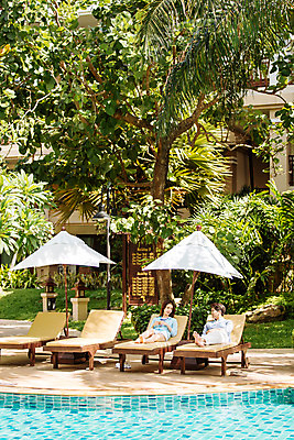 포토 JPG 주간 전신 해외기획촬영 라이프스타일 커플 여자 남자 커플라이프 맨발 리조트 휴식 수영장 대화 사람 동양인 성인 야외 두명 30대 눕기 한국인 파라솔 즐거움 선베드 2015년태국 장년만 성인만 국내포토 자연요소 감정 컨셉 의자 관계 모션 발 말하기 인종 생활 장년 파일형식