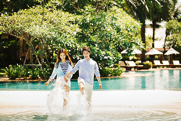 포토 JPG 주간 전신 해외기획촬영 라이프스타일 커플 여자 남자 커플라이프 장난 맨발 물장구 휴식 수영장 서기 웃음 사람 동양인 성인 야외 두명 앞모습 30대 손잡기 기쁨 한국인 즐거움 2015년태국 장년만 성인만 국내포토 자연요소 감정 뷰포인트 컨셉 관계 모션 발 물놀이 표정 인종 생활 장년 파일형식