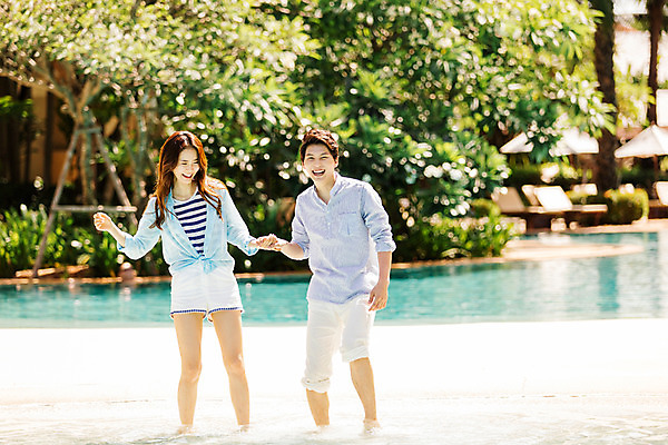 포토 JPG 주간 해외기획촬영 라이프스타일 커플 여자 남자 커플라이프 장난 휴식 수영장 서기 웃음 사람 동양인 상반신 성인 야외 두명 앞모습 30대 손잡기 기쁨 한국인 즐거움 발담그기 2015년태국 장년만 성인만 국내포토 자연요소 감정 뷰포인트 컨셉 관계 모션 표정 인종 생활 장년 파일형식