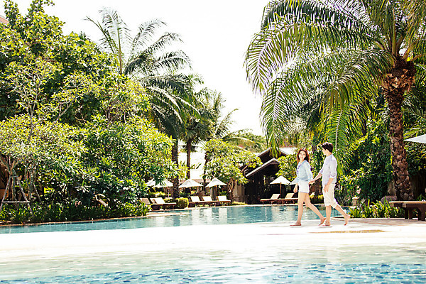 포토 JPG 주간 전신 해외기획촬영 라이프스타일 커플 여자 남자 커플라이프 맨발 휴식 수영장 서기 미소 사람 동양인 성인 야외 두명 옆모습 30대 걷기 손잡기 산책 한국인 즐거움 2015년태국 장년만 성인만 국내포토 자연요소 감정 뷰포인트 컨셉 관계 모션 발 표정 인종 생활 장년 파일형식