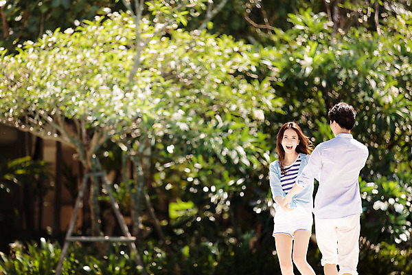 포토 JPG 주간 해외기획촬영 라이프스타일 커플 여자 남자 커플라이프 휴식 웃음 사람 동양인 상반신 성인 야외 두명 앞모습 뒷모습 30대 손잡기 산책 한국인 즐거움 2015년태국 장년만 성인만 국내포토 자연요소 감정 뷰포인트 컨셉 관계 모션 표정 인종 생활 장년 파일형식