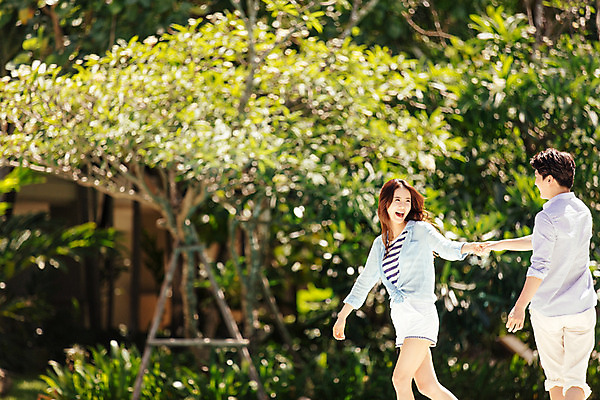 포토 JPG 주간 해외기획촬영 라이프스타일 커플 여자 남자 커플라이프 휴식 서기 웃음 사람 동양인 상반신 성인 야외 두명 옆모습 30대 마주보기 손잡기 산책 한국인 뒤돌아보기 당기기 즐거움 2015년태국 장년만 성인만 국내포토 자연요소 감정 뷰포인트 컨셉 관계 모션 표정 인종 생활 장년 파일형식