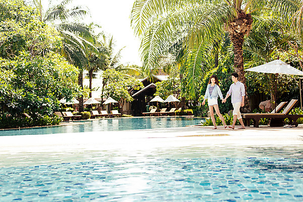 포토 JPG 주간 전신 해외기획촬영 라이프스타일 커플 여자 남자 커플라이프 맨발 휴식 수영장 서기 미소 사람 동양인 성인 야외 두명 30대 걷기 손잡기 산책 한국인 즐거움 2015년태국 장년만 성인만 국내포토 자연요소 감정 컨셉 관계 모션 발 표정 인종 생활 장년 파일형식