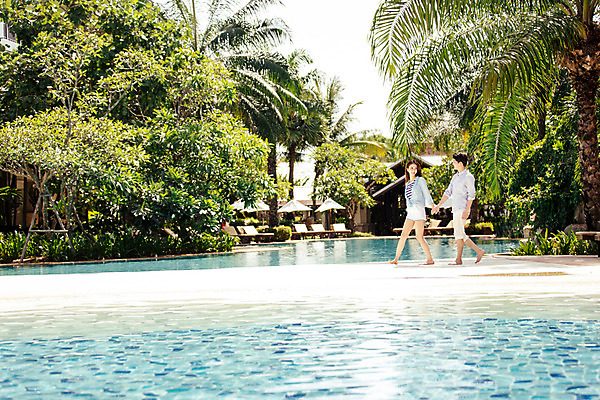 포토 JPG 주간 전신 해외기획촬영 라이프스타일 커플 여자 남자 커플라이프 맨발 휴식 수영장 서기 미소 사람 동양인 성인 야외 두명 옆모습 30대 마주보기 걷기 손잡기 산책 한국인 즐거움 2015년태국 장년만 성인만 국내포토 자연요소 감정 뷰포인트 컨셉 관계 모션 발 표정 인종 생활 장년 파일형식