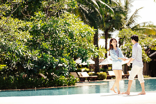 포토 JPG 주간 전신 해외기획촬영 라이프스타일 커플 여자 남자 커플라이프 맨발 휴식 수영장 서기 미소 사람 동양인 성인 야외 두명 30대 마주보기 걷기 손잡기 산책 한국인 즐거움 2015년태국 장년만 성인만 국내포토 자연요소 감정 컨셉 관계 모션 발 표정 인종 생활 장년 파일형식