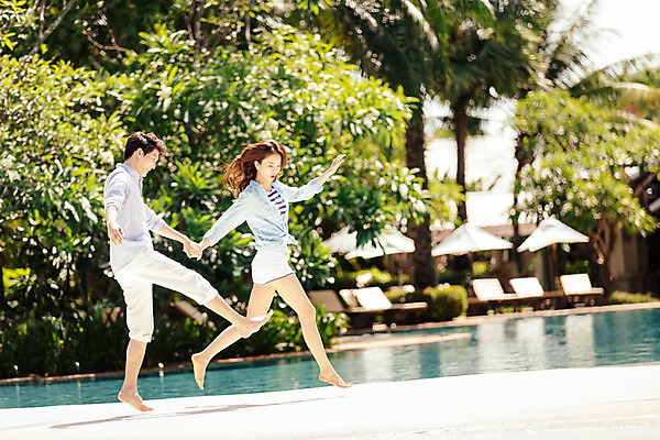 포토 JPG 주간 전신 해외기획촬영 라이프스타일 커플 여자 남자 커플라이프 맨발 휴식 수영장 서기 사람 동양인 성인 야외 두명 옆모습 30대 달리기 손잡기 산책 한국인 즐거움 2015년태국 장년만 성인만 국내포토 자연요소 감정 뷰포인트 컨셉 관계 모션 발 인종 생활 장년 파일형식