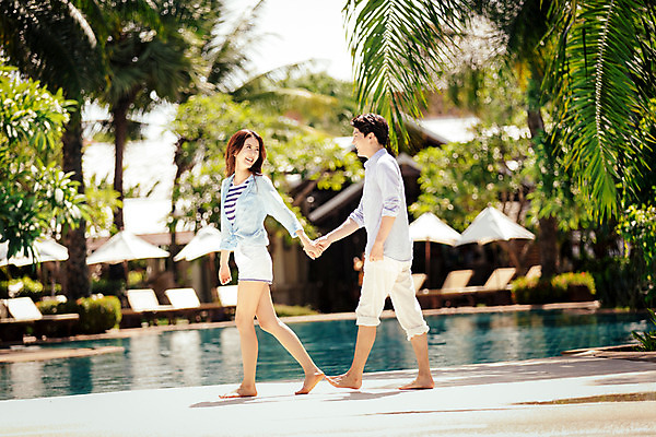 포토 JPG 주간 전신 해외기획촬영 라이프스타일 커플 여자 남자 커플라이프 맨발 휴식 수영장 서기 미소 사람 동양인 성인 야외 두명 옆모습 30대 마주보기 걷기 손잡기 산책 한국인 즐거움 2015년태국 장년만 성인만 국내포토 자연요소 감정 뷰포인트 컨셉 관계 모션 발 표정 인종 생활 장년 파일형식