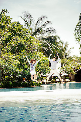 포토 JPG 주간 전신 해외기획촬영 라이프스타일 커플 여자 남자 커플라이프 맨발 리조트 휴식 수영장 웃음 사람 동양인 성인 야외 두명 앞모습 30대 손들기 점프 만세 한국인 즐거움 브이 2015년태국 장년만 성인만 국내포토 자연요소 감정 뷰포인트 컨셉 관계 모션 발 표정 인종 손짓 생활 장년 파일형식