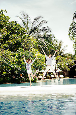 포토 JPG 주간 전신 해외기획촬영 라이프스타일 커플 여자 남자 커플라이프 맨발 리조트 휴식 수영장 미소 사람 동양인 손짓 성인 야외 두명 앞모습 30대 손들기 점프 한국인 가리킴 즐거움 브이 2015년태국 장년만 성인만 국내포토 자연요소 감정 뷰포인트 컨셉 관계 모션 발 표정 인종 생활 장년 파일형식