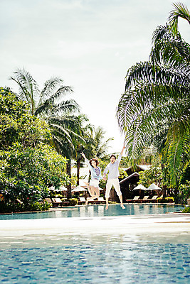 포토 JPG 주간 전신 해외기획촬영 라이프스타일 커플 여자 남자 커플라이프 맨발 리조트 휴식 수영장 사람 동양인 손짓 성인 야외 두명 앞모습 30대 손잡기 점프 한국인 가리킴 즐거움 브이 2015년태국 장년만 성인만 국내포토 자연요소 감정 뷰포인트 컨셉 관계 모션 발 인종 생활 장년 파일형식