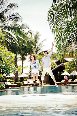 포토 JPG 주간 전신 해외기획촬영 라이프스타일 커플 여자 남자 커플라이프 맨발 리조트 휴식 수영장 사람 동양인 손짓 성인 야외 두명 앞모습 30대 손잡기 점프 한국인 가리킴 즐거움 입가림 2015년태국 장년만 성인만 국내포토 자연요소 감정 뷰포인트 컨셉 관계 모션 발 인종 생활 장년 가림 파일형식