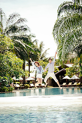 포토 JPG 주간 전신 해외기획촬영 라이프스타일 커플 여자 남자 커플라이프 맨발 리조트 휴식 수영장 미소 사람 동양인 손짓 성인 야외 두명 앞모습 30대 손들기 손잡기 점프 주먹 한국인 가리킴 즐거움 2015년태국 장년만 성인만 국내포토 자연요소 감정 뷰포인트 컨셉 관계 모션 발 표정 인종 생활 장년 파일형식