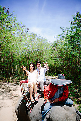 포토 JPG 주간 전신 외국인 해외기획촬영 한마리 라이프스타일 커플 여자 남자 문화 커플라이프 여행 태국 코끼리 미소 사람 앉기 동양인 상반신 성인 야외 앞모습 세명 30대 트래킹 한국인 추억 즐거움 손인사 코끼리트래킹 2015년태국 장년만 성인만 국내포토 자연요소 1 감정 아시아 뷰포인트 컨셉 포유류 관계 모션 레저 표정 인종 생활 장년 인사 파일형식