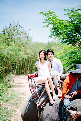 포토 JPG 주간 전신 외국인 해외기획촬영 한마리 라이프스타일 커플 여자 남자 문화 커플라이프 여행 태국 코끼리 미소 사람 앉기 동양인 성인 야외 앞모습 세명 30대 트래킹 한국인 추억 즐거움 코끼리트래킹 2015년태국 장년만 성인만 국내포토 자연요소 1 감정 아시아 뷰포인트 컨셉 포유류 관계 모션 레저 표정 인종 생활 장년 파일형식