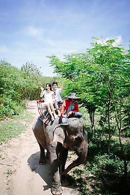 포토 JPG 주간 전신 외국인 해외기획촬영 한마리 라이프스타일 커플 여자 남자 문화 커플라이프 여행 태국 코끼리 미소 사람 앉기 동양인 성인 야외 앞모습 세명 30대 트래킹 한국인 추억 즐거움 손인사 코끼리트래킹 2015년태국 장년만 성인만 국내포토 자연요소 1 감정 아시아 뷰포인트 컨셉 포유류 관계 모션 레저 표정 인종 생활 장년 인사 파일형식
