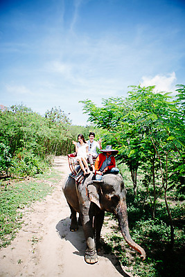 포토 JPG 주간 전신 외국인 해외기획촬영 한마리 라이프스타일 커플 여자 남자 문화 커플라이프 여행 태국 코끼리 미소 사람 앉기 동양인 성인 야외 앞모습 세명 30대 트래킹 한국인 추억 즐거움 손인사 코끼리트래킹 2015년태국 장년만 성인만 국내포토 자연요소 1 감정 아시아 뷰포인트 컨셉 포유류 관계 모션 레저 표정 인종 생활 장년 인사 파일형식