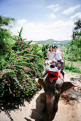 포토 JPG 주간 외국인 해외기획촬영 한마리 라이프스타일 커플 여자 남자 문화 커플라이프 여행 태국 코끼리 미소 사람 앉기 동양인 상반신 성인 야외 앞모습 세명 30대 트래킹 한국인 추억 즐거움 손인사 코끼리트래킹 2015년태국 장년만 성인만 국내포토 자연요소 1 감정 아시아 뷰포인트 컨셉 포유류 관계 모션 레저 표정 인종 생활 장년 인사 파일형식