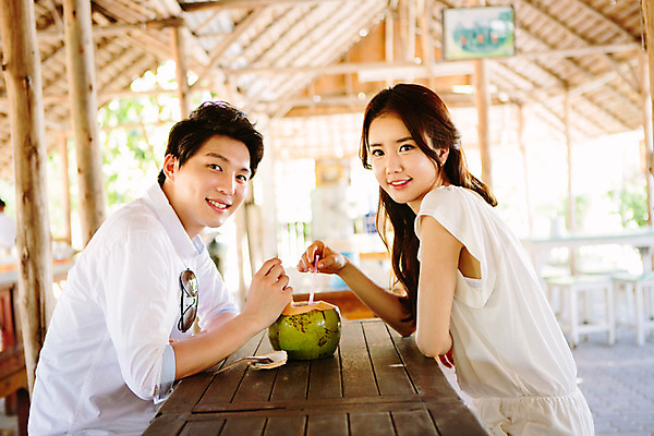 포토 JPG 해외기획촬영 라이프스타일 커플 여자 남자 커플라이프 미소 사람 앉기 동양인 상반신 성인 두명 옆모습 30대 한국인 추억 즐거움 코코넛 마주앉기 코코넛주스 2015년태국 장년만 성인만 국내포토 감정 뷰포인트 컨셉 과일 관계 모션 표정 인종 생활 장년 주스 파일형식