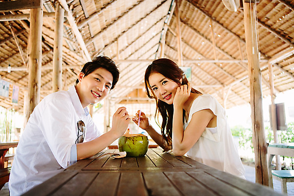 포토 JPG 해외기획촬영 라이프스타일 커플 여자 남자 커플라이프 미소 사람 앉기 동양인 상반신 성인 두명 옆모습 30대 한국인 추억 즐거움 코코넛 마주앉기 코코넛주스 2015년태국 장년만 성인만 국내포토 감정 뷰포인트 컨셉 과일 관계 모션 표정 인종 생활 장년 주스 파일형식