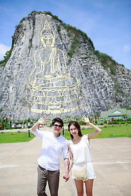 포토 JPG 주간 해외기획촬영 라이프스타일 커플 여자 남자 커플라이프 여행 태국 서기 미소 사람 동양인 상반신 성인 야외 두명 앞모습 30대 관광지 선글라스 손잡기 한국인 추억 불상 즐거움 벽화 손인사 황금절벽사원 2015년태국 장년만 성인만 안경낌 국내포토 자연요소 감정 아시아 안경 뷰포인트 컨셉 불교 관계 모션 파타야 표정 인종 생활 장년 인사 그림 파일형식