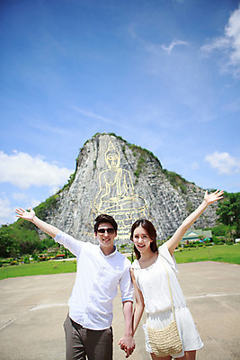 포토 JPG 주간 해외기획촬영 라이프스타일 커플 여자 남자 커플라이프 여행 태국 팔벌리기 서기 미소 사람 동양인 상반신 성인 야외 두명 앞모습 30대 관광지 선글라스 손잡기 한국인 추억 불상 즐거움 벽화 황금절벽사원 2015년태국 장년만 성인만 안경낌 국내포토 자연요소 감정 아시아 안경 뷰포인트 컨셉 불교 관계 모션 파타야 표정 인종 생활 장년 그림 파일형식