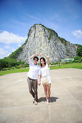 포토 JPG 주간 전신 해외기획촬영 라이프스타일 커플 여자 남자 커플라이프 여행 태국 서기 사람 동양인 성인 야외 두명 앞모습 30대 관광지 선글라스 한국인 추억 불상 즐거움 벽화 손하트 황금절벽사원 2015년태국 장년만 성인만 안경낌 국내포토 자연요소 감정 아시아 안경 뷰포인트 컨셉 불교 관계 모션 파타야 인종 손짓 생활 장년 그림 파일형식