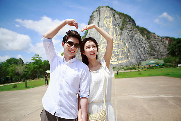 포토 JPG 주간 해외기획촬영 라이프스타일 커플 여자 남자 커플라이프 여행 태국 서기 미소 사람 동양인 상반신 성인 야외 두명 앞모습 30대 관광지 선글라스 한국인 추억 불상 즐거움 벽화 손하트 황금절벽사원 2015년태국 장년만 성인만 안경낌 국내포토 자연요소 감정 아시아 안경 뷰포인트 컨셉 불교 관계 모션 파타야 표정 인종 손짓 생활 장년 그림 파일형식