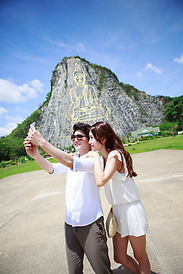 포토 JPG 주간 해외기획촬영 라이프스타일 커플 여자 남자 커플라이프 여행 태국 서기 미소 들기 사람 동양인 상반신 성인 야외 두명 옆모습 30대 관광지 스마트폰 선글라스 사진촬영 한국인 추억 셀프카메라 불상 즐거움 벽화 황금절벽사원 2015년태국 장년만 성인만 안경낌 국내포토 자연요소 감정 아시아 안경 뷰포인트 컨셉 불교 관계 모션 파타야 표정 인종 생활 장년 핸드폰 스마트기기 촬영 그림 파일형식