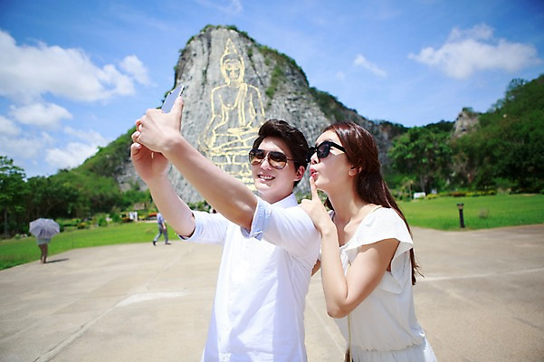 포토 JPG 주간 해외기획촬영 라이프스타일 커플 여자 남자 커플라이프 여행 포즈 태국 서기 미소 들기 사람 동양인 상반신 성인 야외 두명 옆모습 30대 관광지 스마트폰 선글라스 사진촬영 한국인 추억 셀프카메라 불상 즐거움 벽화 황금절벽사원 2015년태국 장년만 성인만 안경낌 국내포토 자연요소 감정 아시아 안경 뷰포인트 컨셉 불교 관계 모션 파타야 표정 인종 생활 장년 핸드폰 스마트기기 촬영 그림 파일형식