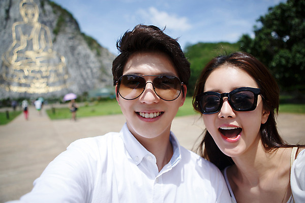 포토 JPG 주간 해외기획촬영 라이프스타일 커플 여자 남자 커플라이프 여행 태국 미소 웃음 사람 동양인 상반신 성인 야외 두명 앞모습 아웃포커스 30대 관광지 선글라스 한국인 추억 불상 즐거움 벽화 황금절벽사원 2015년태국 장년만 성인만 안경낌 국내포토 자연요소 감정 아시아 안경 뷰포인트 컨셉 불교 관계 파타야 촬영기법 표정 인종 생활 장년 그림 파일형식
