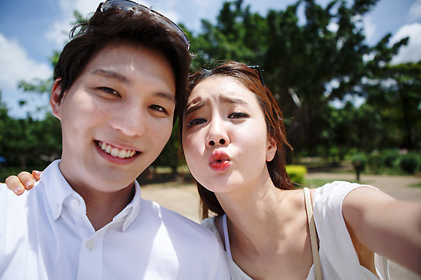 포토 JPG 주간 해외기획촬영 라이프스타일 커플 여자 남자 커플라이프 여행 태국 어깨동무 표정 미소 사람 동양인 상반신 성인 야외 두명 앞모습 아웃포커스 30대 선글라스 한국인 추억 즐거움 입내밀기 2015년태국 장년만 성인만 국내포토 자연요소 감정 아시아 안경 뷰포인트 포즈 컨셉 관계 모션 촬영기법 인종 생활 장년 파일형식