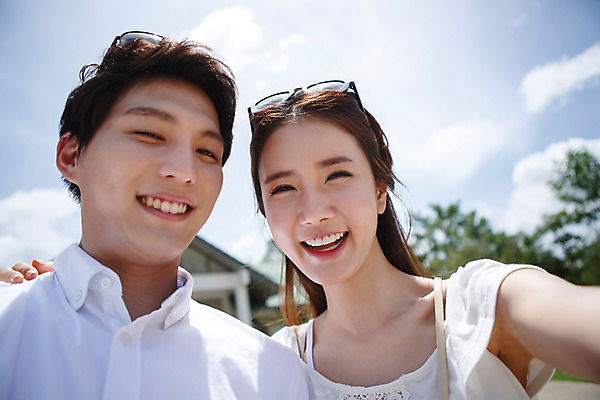 포토 JPG 주간 해외기획촬영 라이프스타일 커플 여자 남자 커플라이프 여행 태국 어깨동무 미소 사람 동양인 상반신 성인 야외 두명 앞모습 30대 선글라스 한국인 추억 즐거움 눈웃음 2015년태국 장년만 성인만 국내포토 자연요소 감정 아시아 안경 뷰포인트 포즈 컨셉 관계 표정 인종 생활 장년 파일형식