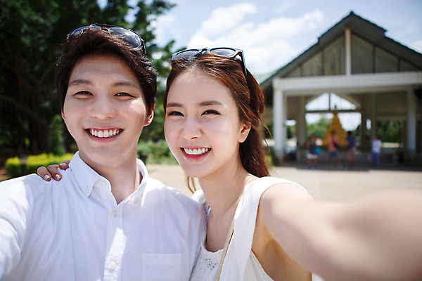 포토 JPG 주간 해외기획촬영 라이프스타일 커플 여자 남자 커플라이프 여행 태국 어깨동무 미소 사람 동양인 상반신 성인 야외 두명 앞모습 30대 선글라스 한국인 추억 즐거움 눈웃음 2015년태국 장년만 성인만 국내포토 자연요소 감정 아시아 안경 뷰포인트 포즈 컨셉 관계 표정 인종 생활 장년 파일형식