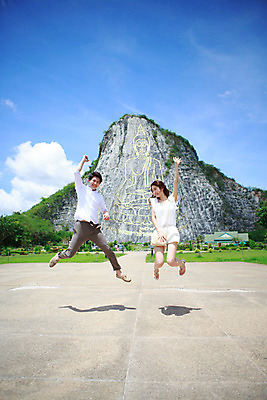 포토 JPG 주간 전신 해외기획촬영 라이프스타일 커플 여자 남자 커플라이프 여행 태국 미소 사람 동양인 성인 야외 두명 앞모습 30대 관광지 손들기 점프 한국인 추억 불상 즐거움 벽화 황금절벽사원 2015년태국 장년만 성인만 국내포토 자연요소 감정 아시아 뷰포인트 컨셉 불교 관계 모션 파타야 표정 인종 생활 장년 그림 파일형식