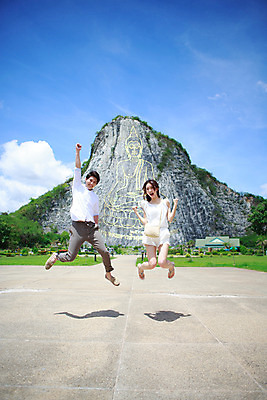 포토 JPG 주간 전신 해외기획촬영 라이프스타일 커플 여자 남자 커플라이프 여행 태국 미소 사람 동양인 성인 야외 두명 앞모습 30대 관광지 손들기 점프 한국인 추억 불상 즐거움 벽화 황금절벽사원 2015년태국 장년만 성인만 국내포토 자연요소 감정 아시아 뷰포인트 컨셉 불교 관계 모션 파타야 표정 인종 생활 장년 그림 파일형식