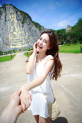 포토 JPG 주간 해외기획촬영 라이프스타일 손 여자 커플라이프 여행 태국 서기 웃음 사람 동양인 상반신 성인 야외 두명 신체부위 30대 관광지 손잡기 한국인 추억 불상 즐거움 벽화 황금절벽사원 2015년태국 장년만 성인만 국내포토 자연요소 커플 감정 아시아 컨셉 불교 모션 파타야 표정 인종 생활 장년 그림 파일형식