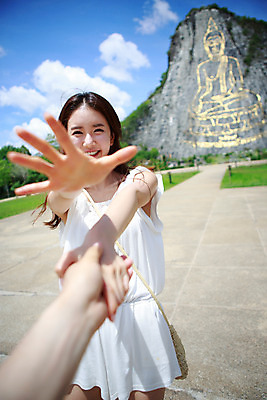 포토 JPG 주간 해외기획촬영 라이프스타일 손 여자 커플라이프 여행 태국 서기 미소 사람 동양인 상반신 성인 야외 두명 앞모습 신체부위 30대 관광지 손잡기 한국인 추억 손내밀기 불상 즐거움 벽화 황금절벽사원 2015년태국 장년만 성인만 국내포토 자연요소 커플 감정 아시아 뷰포인트 컨셉 불교 모션 파타야 표정 인종 손짓 생활 장년 그림 파일형식