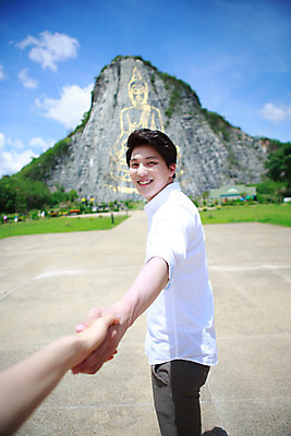 포토 JPG 주간 해외기획촬영 라이프스타일 손 남자 커플라이프 여행 태국 서기 미소 사람 동양인 상반신 성인 야외 두명 옆모습 신체부위 30대 관광지 손잡기 한국인 추억 불상 즐거움 벽화 황금절벽사원 2015년태국 장년만 성인만 국내포토 자연요소 커플 감정 아시아 뷰포인트 컨셉 불교 모션 파타야 표정 인종 생활 장년 그림 파일형식