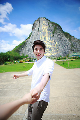 포토 JPG 주간 해외기획촬영 라이프스타일 손 남자 커플라이프 여행 태국 서기 미소 사람 동양인 상반신 성인 야외 두명 옆모습 신체부위 30대 관광지 손잡기 한국인 추억 불상 즐거움 벽화 황금절벽사원 2015년태국 장년만 성인만 국내포토 자연요소 커플 감정 아시아 뷰포인트 컨셉 불교 모션 파타야 표정 인종 생활 장년 그림 파일형식