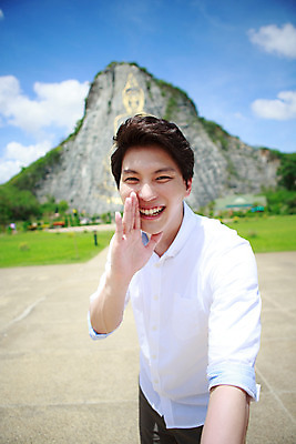 포토 JPG 주간 해외기획촬영 남자 여행 태국 한명 서기 미소 사람 동양인 손짓 상반신 성인 야외 30대 관광지 한국인 추억 귓속말 불상 즐거움 벽화 황금절벽사원 2015년태국 남자만 남자한명만 성인남자만 성인한명만 성인남자한명만 장년만 장년남자만 장년남자한명만 성인만 국내포토 자연요소 1 감정 아시아 컨셉 불교 모션 파타야 표정 인종 장년 그림 파일형식