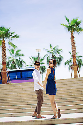 포토 JPG 주간 전신 해외기획촬영 라이프스타일 커플 여자 남자 커플라이프 서기 미소 사람 동양인 성인 야외 두명 옆모습 뒷모습 30대 선글라스 계단 손잡기 한국인 추억 즐거움 2015년태국 장년만 성인만 안경낌 국내포토 자연요소 감정 안경 뷰포인트 컨셉 관계 모션 표정 인종 생활 장년 파일형식