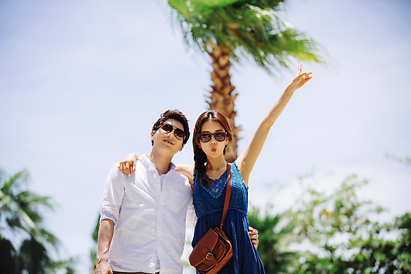 포토 JPG 주간 해외기획촬영 라이프스타일 커플 여자 남자 커플라이프 안기 어깨동무 서기 미소 사람 동양인 손짓 상반신 성인 야외 두명 앞모습 30대 선글라스 손들기 한국인 가리킴 추억 즐거움 입내밀기 2015년태국 장년만 성인만 안경낌 국내포토 자연요소 감정 안경 뷰포인트 포즈 컨셉 관계 모션 표정 인종 생활 장년 파일형식