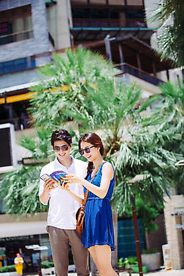 포토 JPG 주간 해외기획촬영 라이프스타일 커플 여자 남자 커플라이프 거리 서기 미소 들기 사람 동양인 상반신 성인 야외 두명 앞모습 옆모습 30대 선글라스 한국인 추억 가이드북 읽기 즐거움 길찾기 2015년태국 장년만 성인만 안경낌 국내포토 자연요소 감정 안경 뷰포인트 여행 컨셉 관계 모션 표정 인종 생활 장년 파일형식