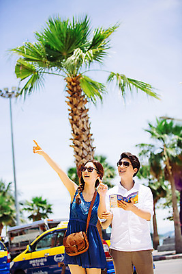 포토 JPG 주간 해외기획촬영 라이프스타일 커플 여자 남자 커플라이프 거리 서기 미소 들기 사람 동양인 손짓 상반신 성인 야외 두명 앞모습 30대 선글라스 펼침 한국인 올려보기 가리킴 추억 가이드북 즐거움 길찾기 2015년태국 장년만 성인만 안경낌 국내포토 자연요소 감정 안경 뷰포인트 여행 컨셉 관계 모션 표정 인종 생활 장년 파일형식